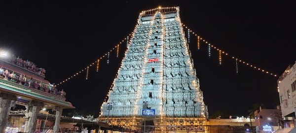 மின்னொளியில் ஜொலிக்கும் அண்ணாமலையார் கோபுரங்கள்!