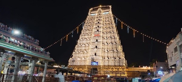 மின்னொளியில் ஜொலிக்கும் அண்ணாமலையார் கோபுரங்கள்!