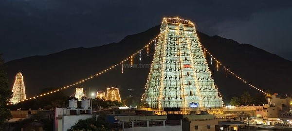 மின்னொளியில் ஜொலிக்கும் அண்ணாமலையார் கோபுரங்கள்!