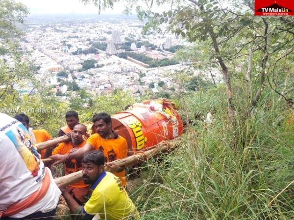 கார்த்திகை தீப விழா: கொப்பரை எடுத்துச் செல்லும் காட்சி!