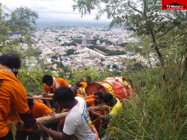 கார்த்திகை தீப விழா: கொப்பரை எடுத்துச் செல்லும் காட்சி!