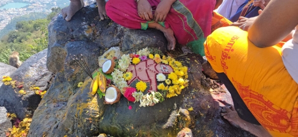 திருவண்ணாமலை தீப மலையின் மீது உள்ள அண்ணாமலையார் பாதத்தில் பிராயச்சித்த பரிகார பூஜை!