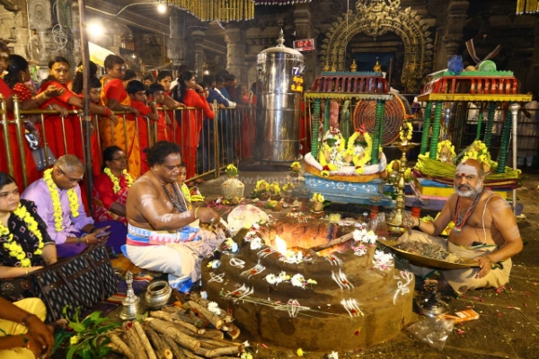 திருவண்ணாமலை தீப மலையின் மீது உள்ள அண்ணாமலையார் பாதத்தில் பிராயச்சித்த பரிகார பூஜை!