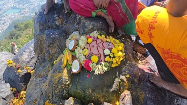 திருவண்ணாமலை தீப மலையின் மீது உள்ள அண்ணாமலையார் பாதத்தில் பிராயச்சித்த பரிகார பூஜை!